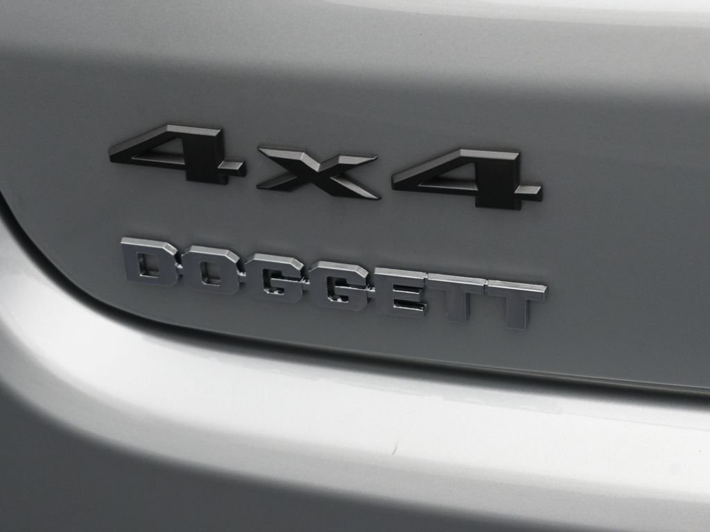 New 2026 Silver Zynith Metallic Clearcoat Jeep Latitude image 29
