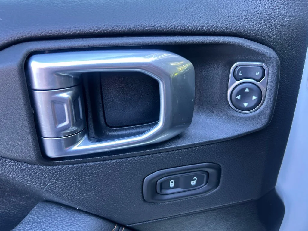 Used 2022 White Jeep Overland image 13