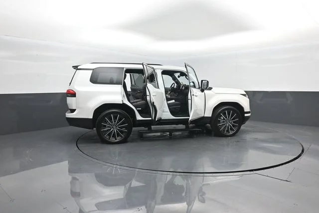 Used 2025 White Lexus 550 Luxury+ image 29