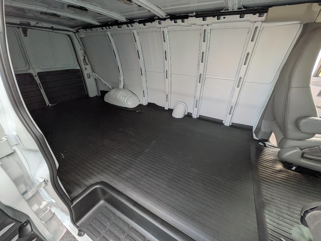 New 2026 Summit White Chevrolet Work Van image 19
