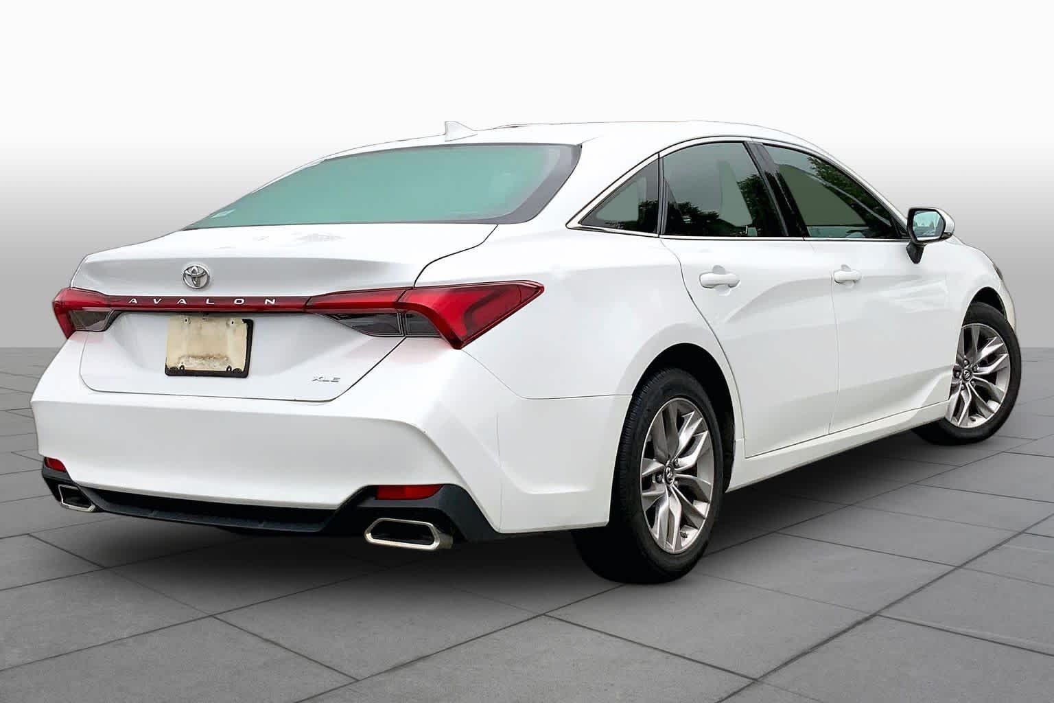 Used 2019 Wind Chill Pearl Toyota XLE image 13