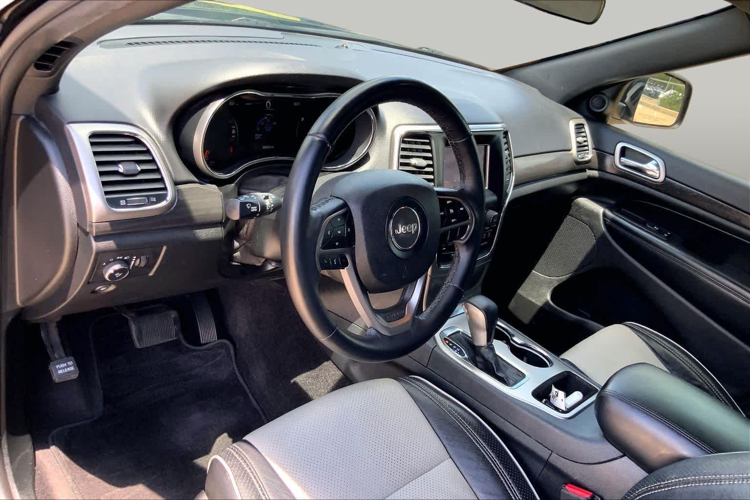 Used 2018 Diamond Black Crystal Pearlcoat Jeep Laredo image 17