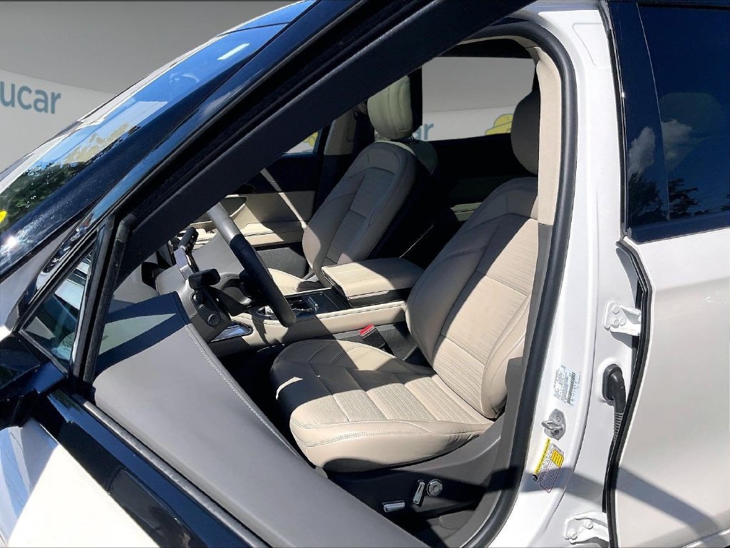 Used 2025 White Lincoln Reserve image 10