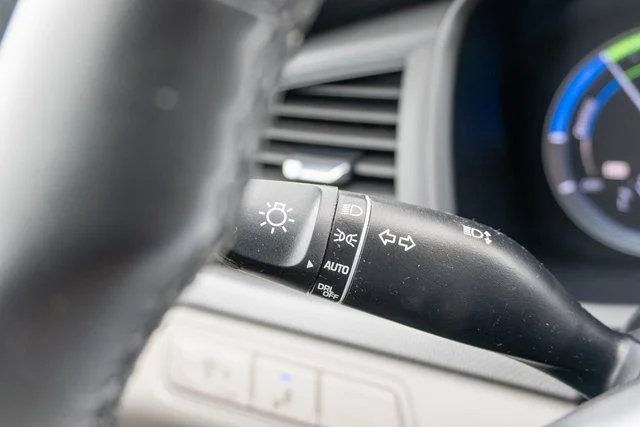 Used 2019 White Hyundai Base image 25