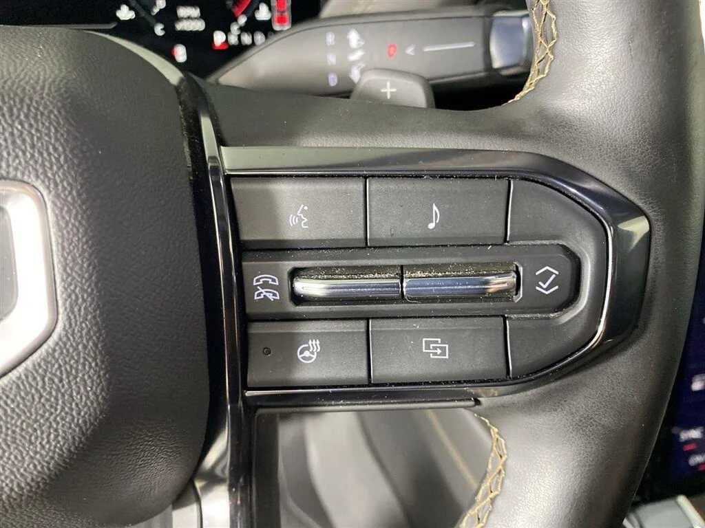 Used 2025 Onyx Black GMC AT4 image 19