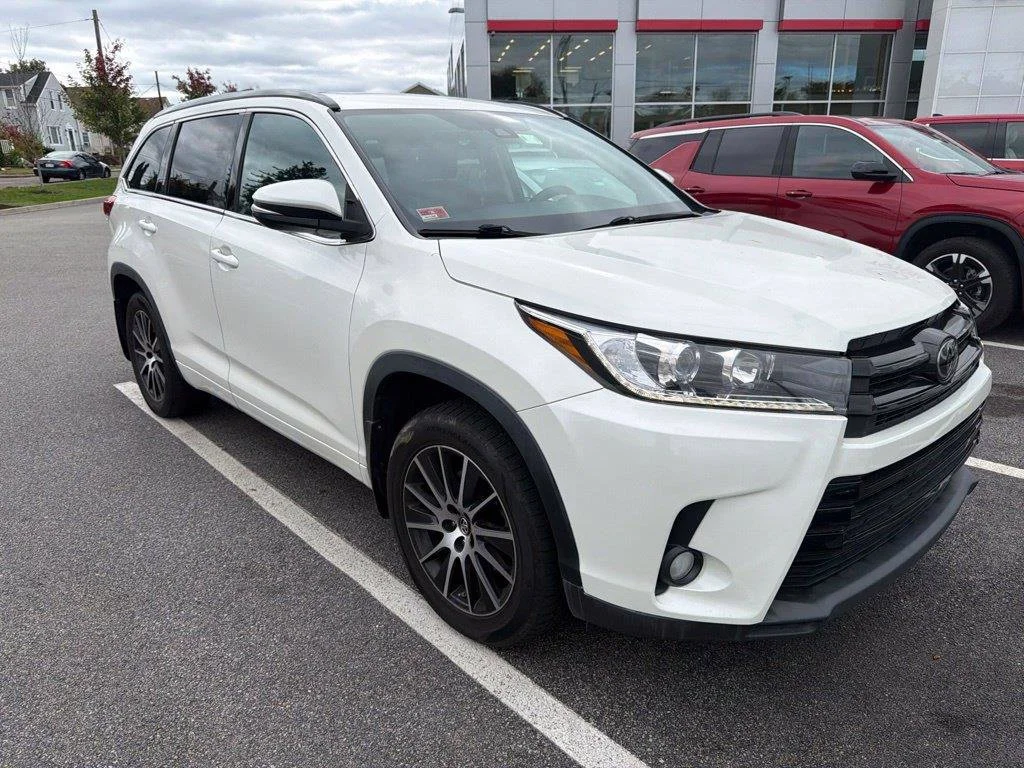 Used 2017 Blizzard Pearl Toyota SE image 1
