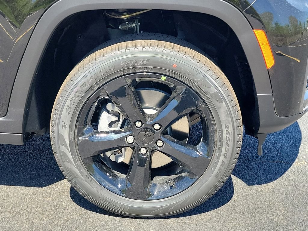 New 2026 Diamond Black Crystal Pearlcoat Jeep Limited image 5