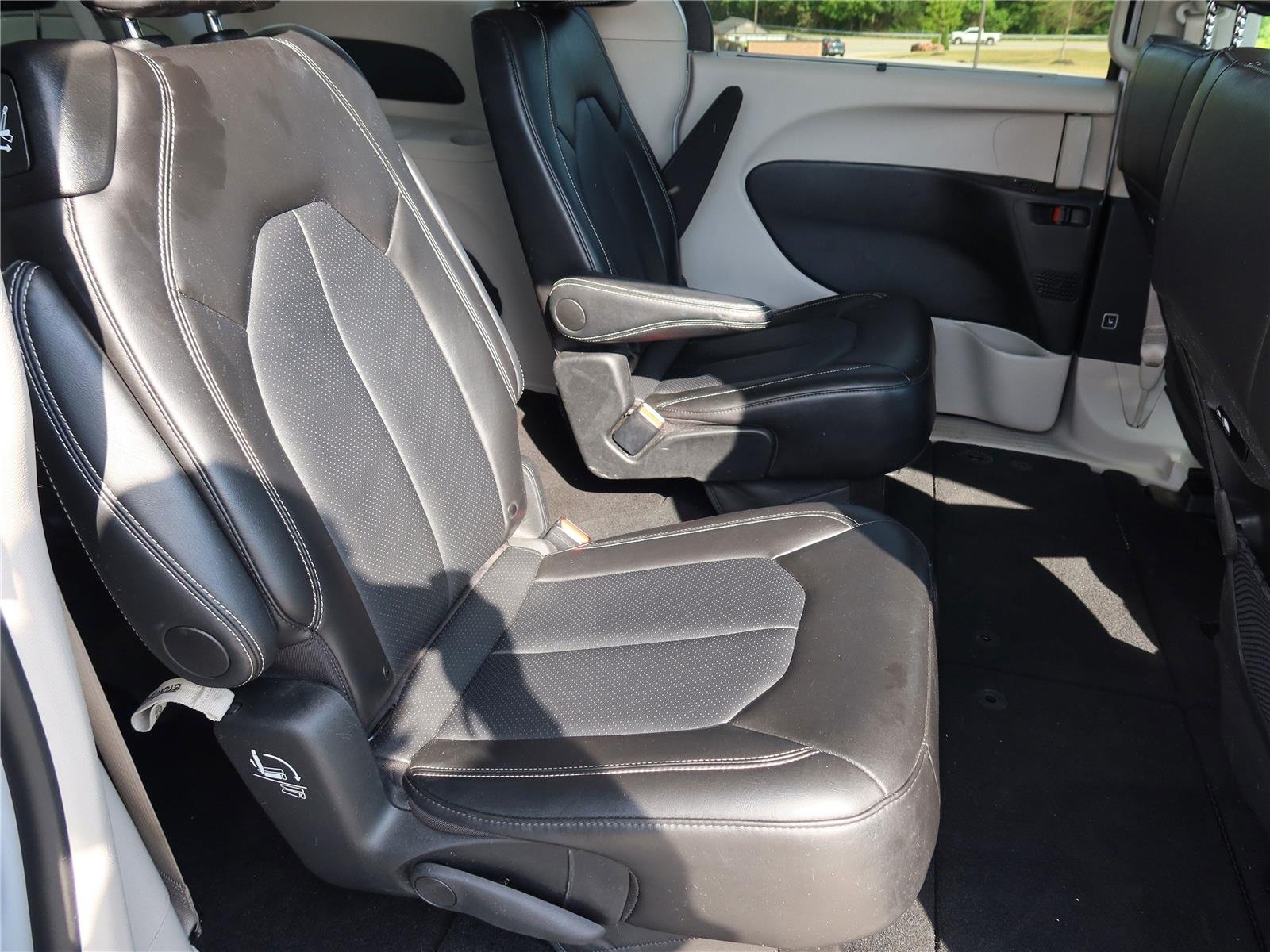 Used 2024 Bright White Clearcoat Chrysler Touring L image 8