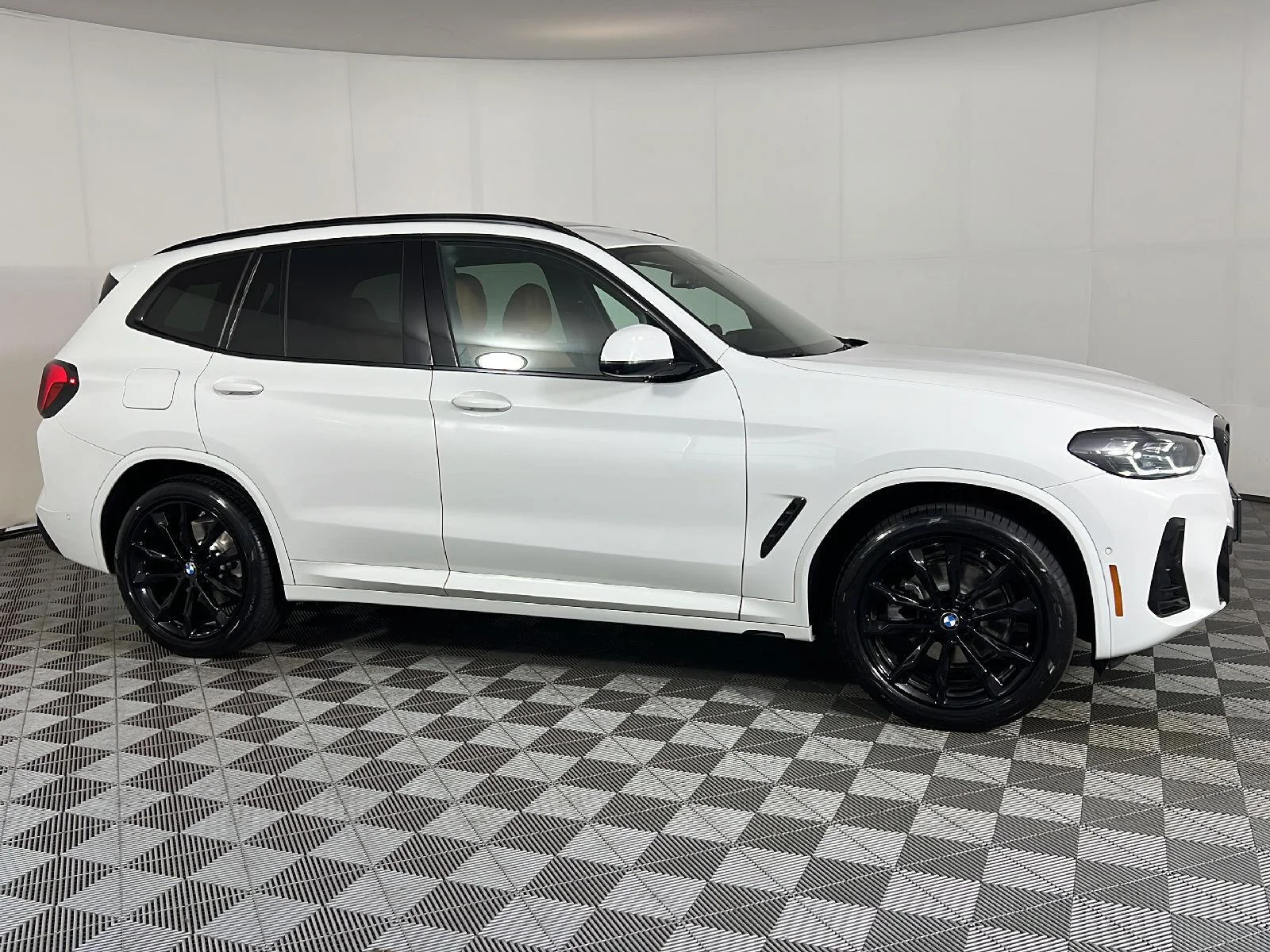 Used 2023 Alpine White BMW xDrive30i image 3