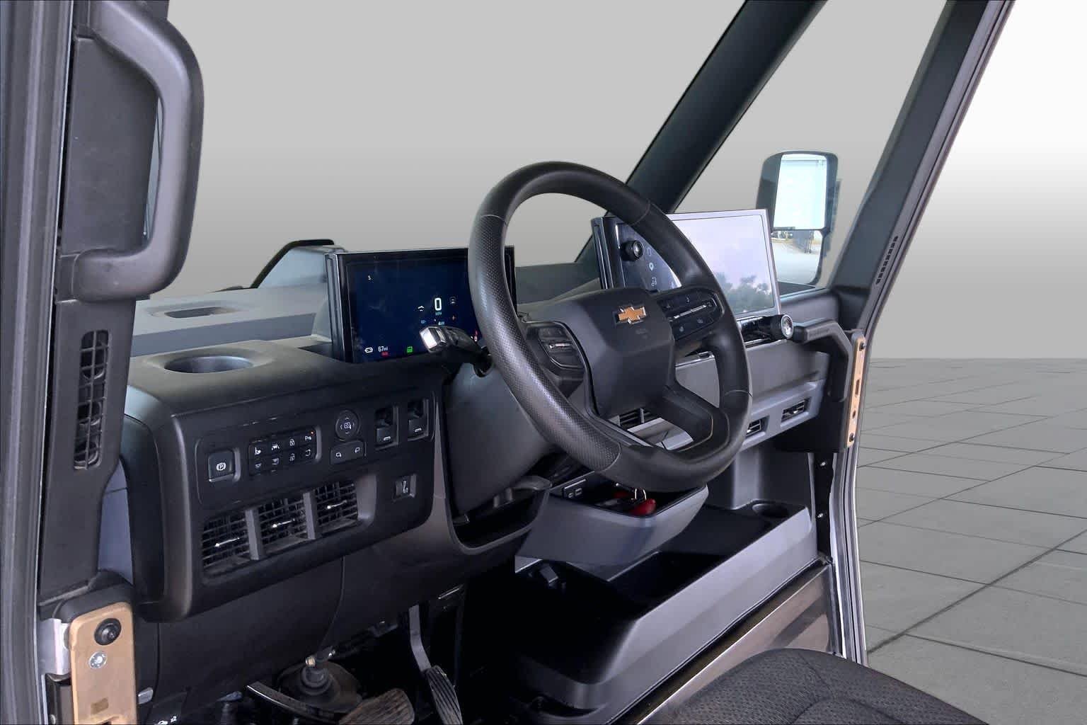 Used 2025 Oyster White Chevrolet  image 15