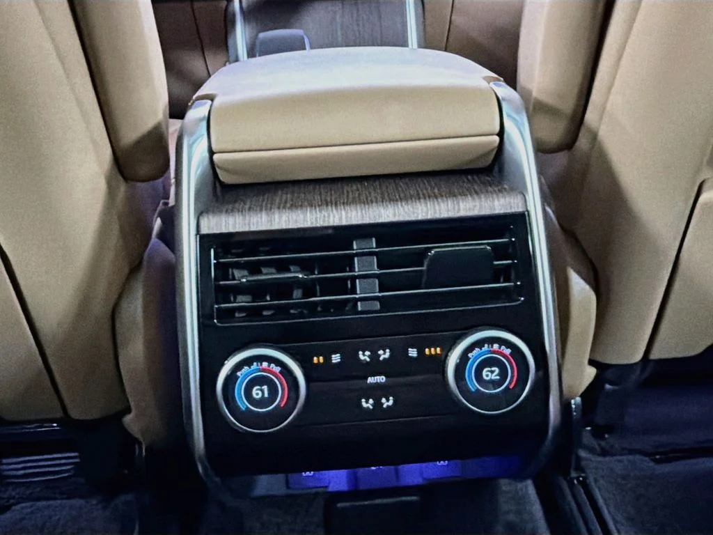 Used 2025 White Land Rover SE image 27
