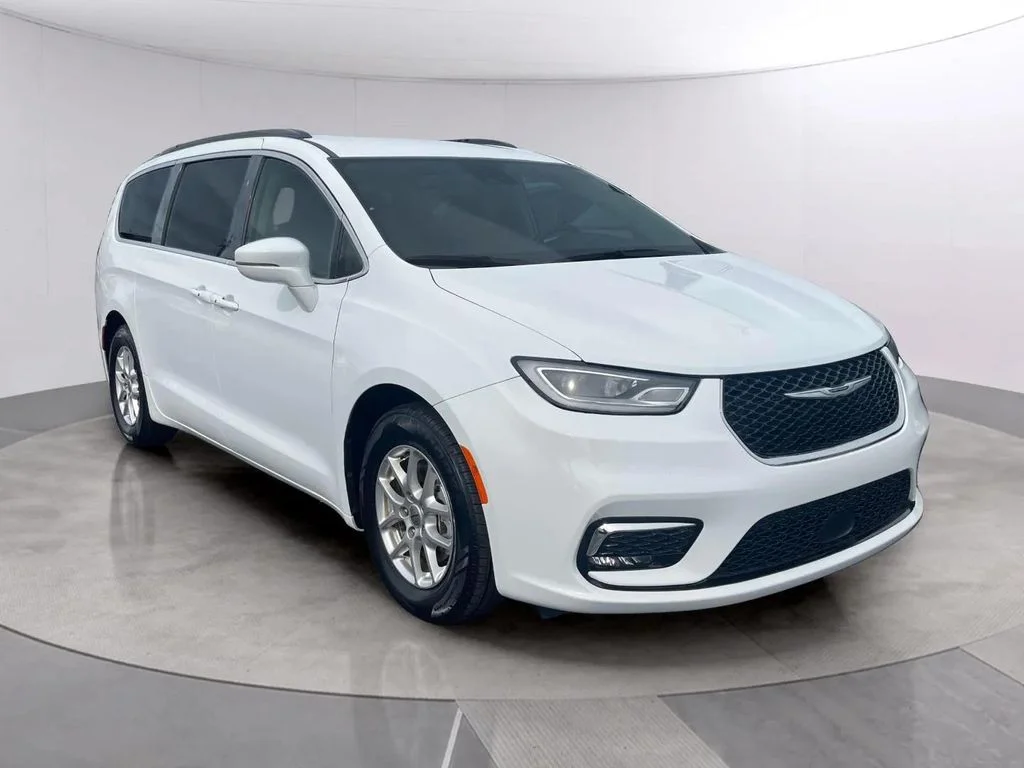 Used 2022 Bright White Clearcoat Chrysler Touring L image 7
