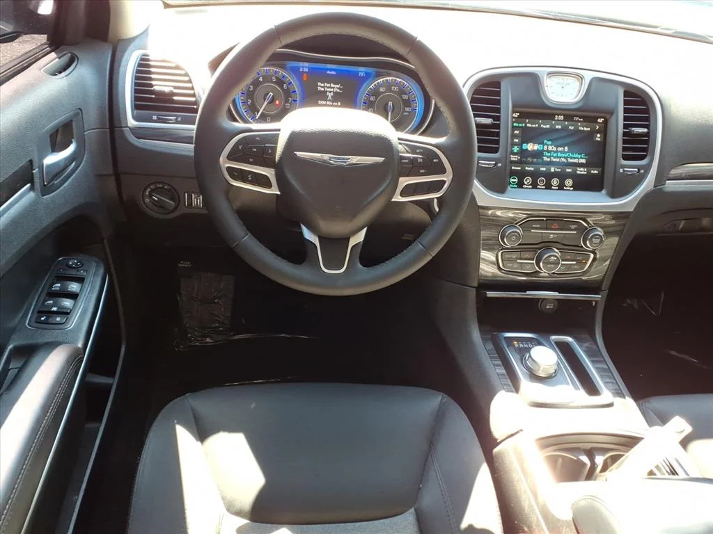 2022 Chrysler 300 Touring - Photo 8