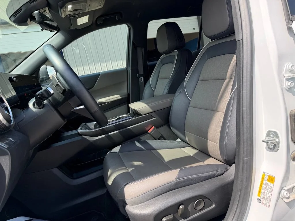 Used 2025 Summit White Chevrolet LT image 9