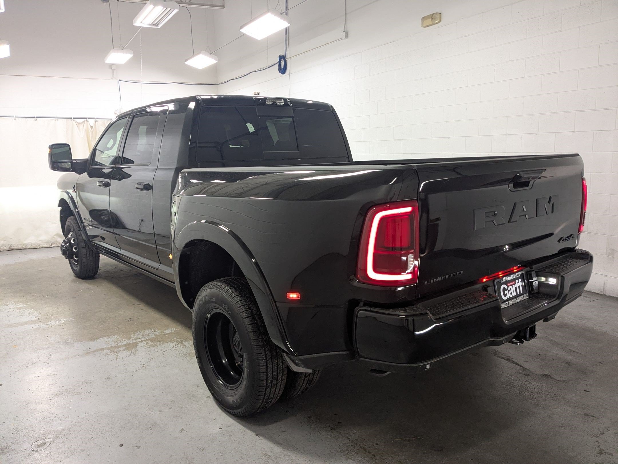 New 2026 Diamond Black Crystal Pearl-Coat Exterior Paint RAM Limited image 7
