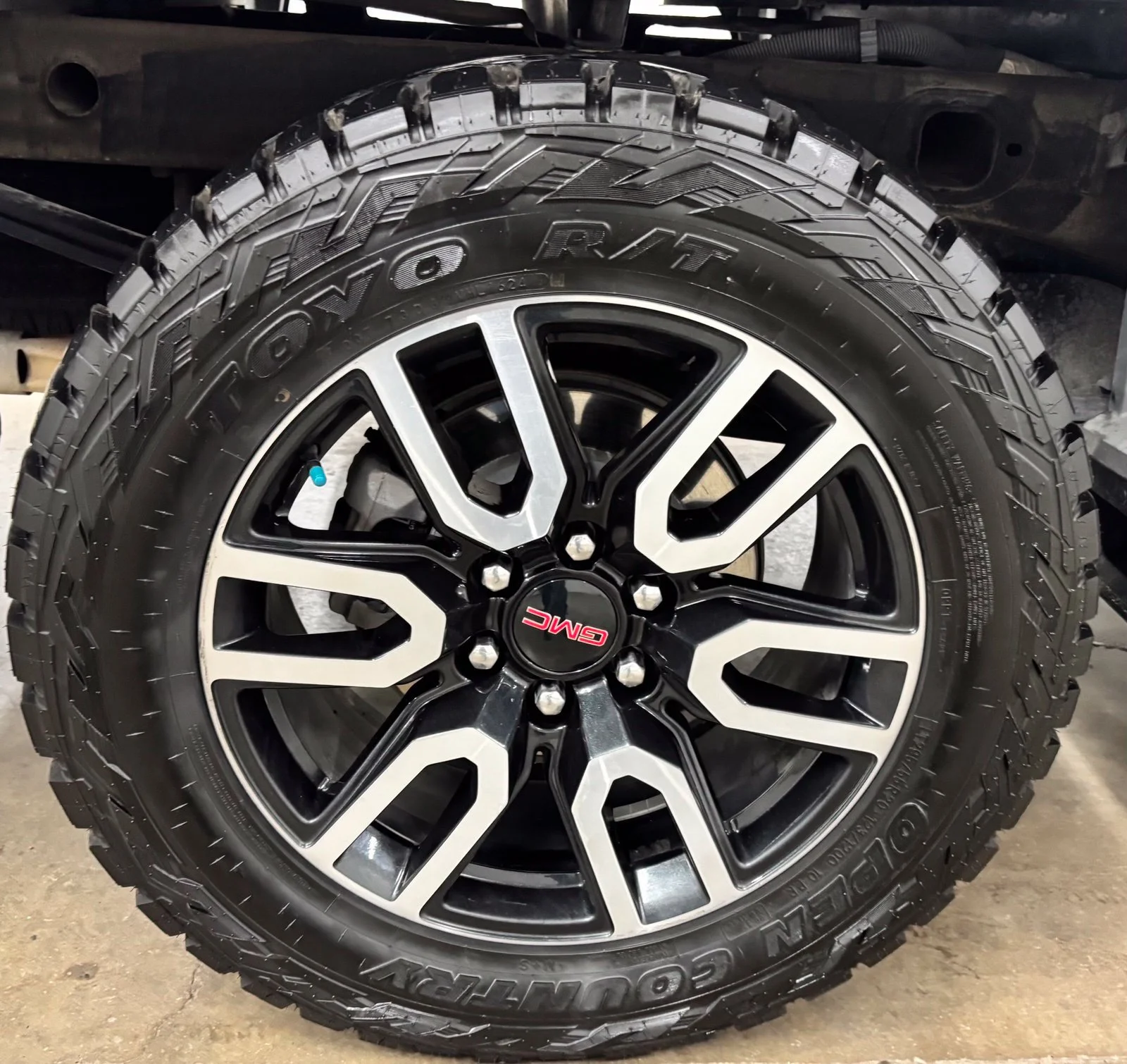 Used 2024 White GMC AT4 image 8