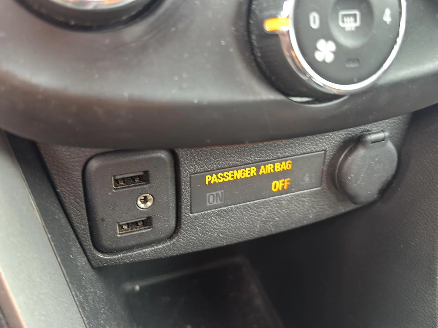 Used 2020 Wh Chevrolet  image 13