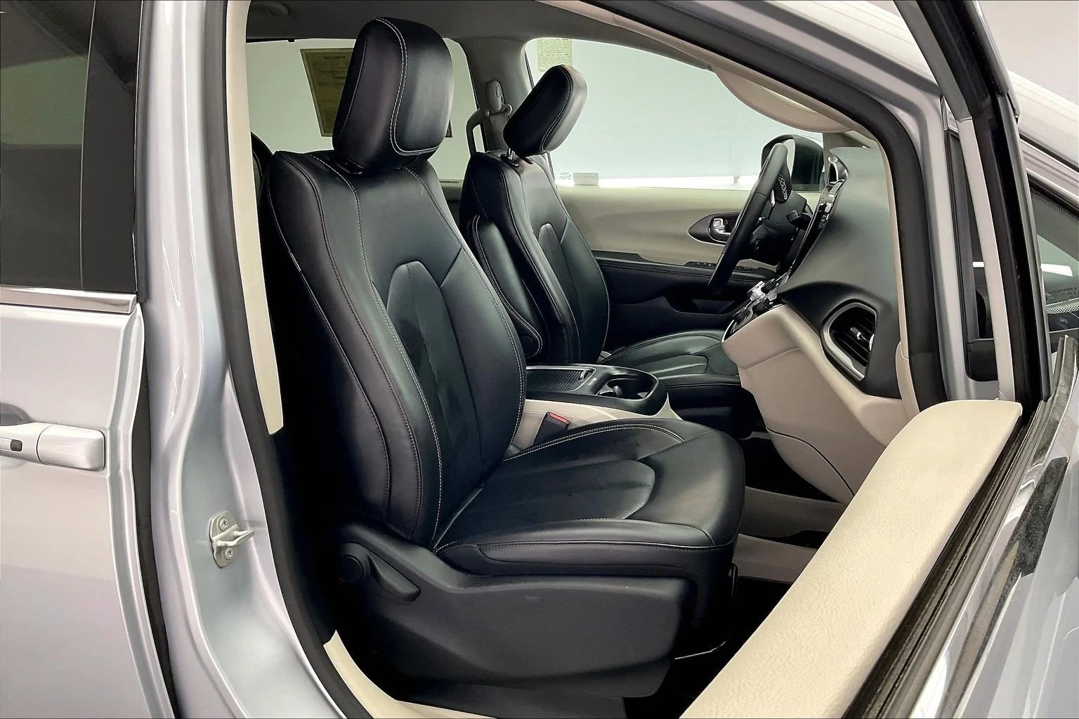 Used 2023 Silver Mist Clearcoat Chrysler Touring L image 6