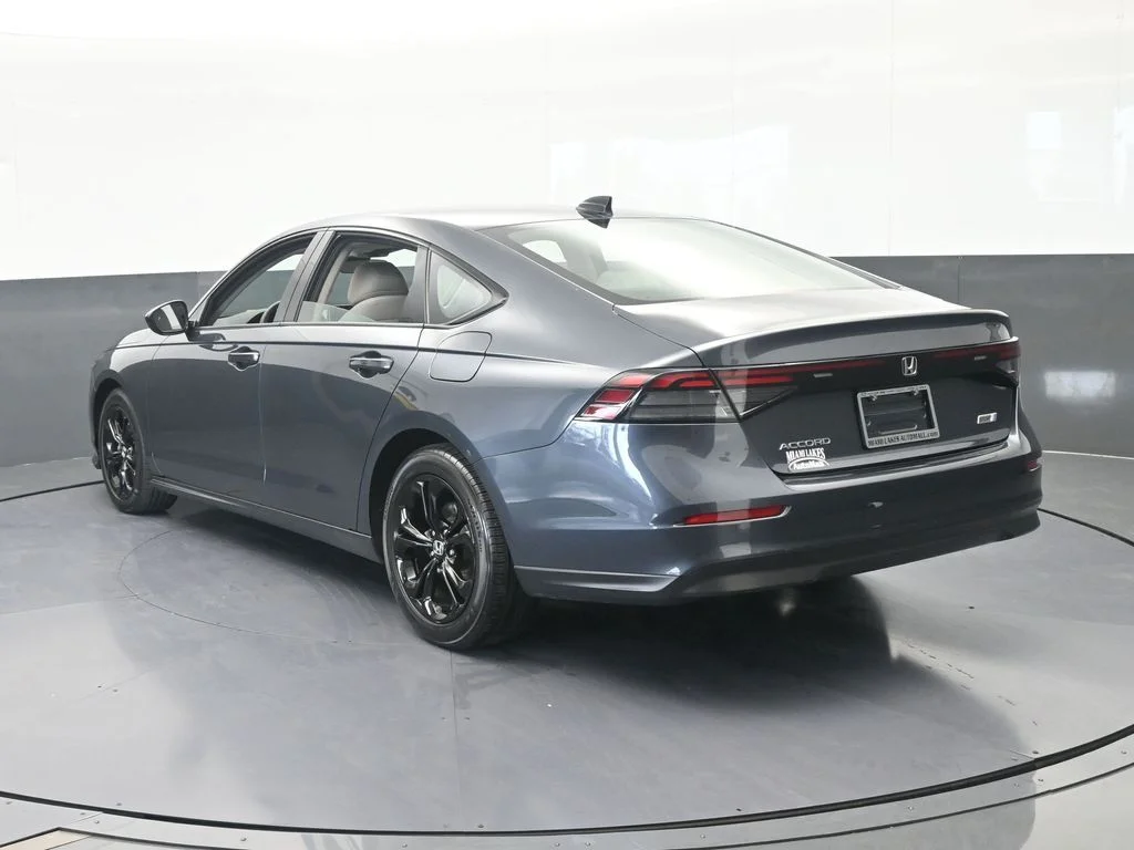 Used 2025 Gray Honda SE image 3
