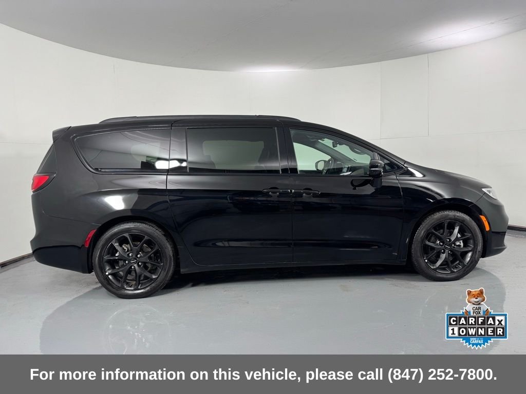 Used 2025 Diamond Black Crystal Pearlcoat Chrysler Limited image 4