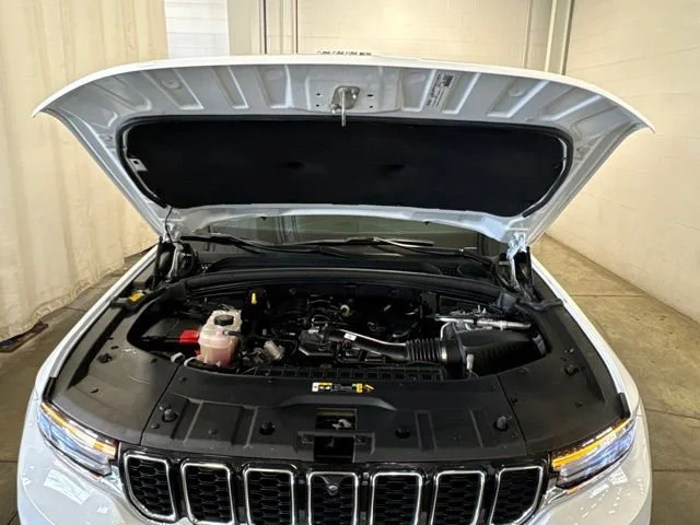 Used 2024 White Jeep Limited 4x4 image 8