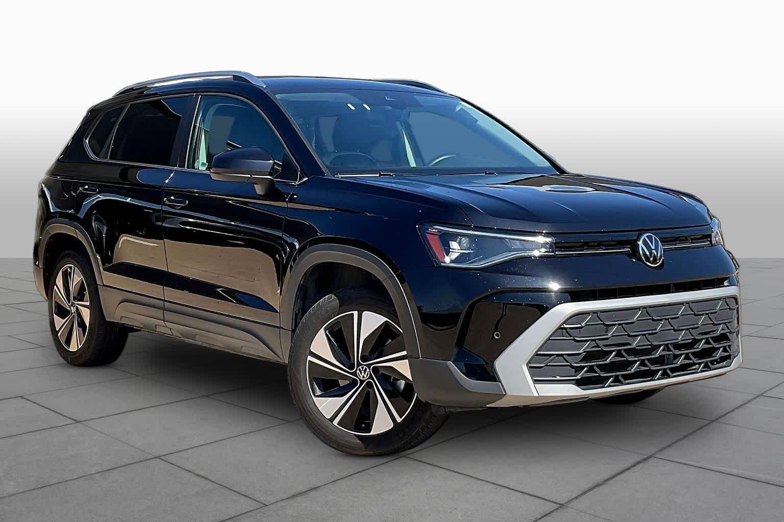 Used 2025 Deep Black Pearl Volkswagen SE image 4