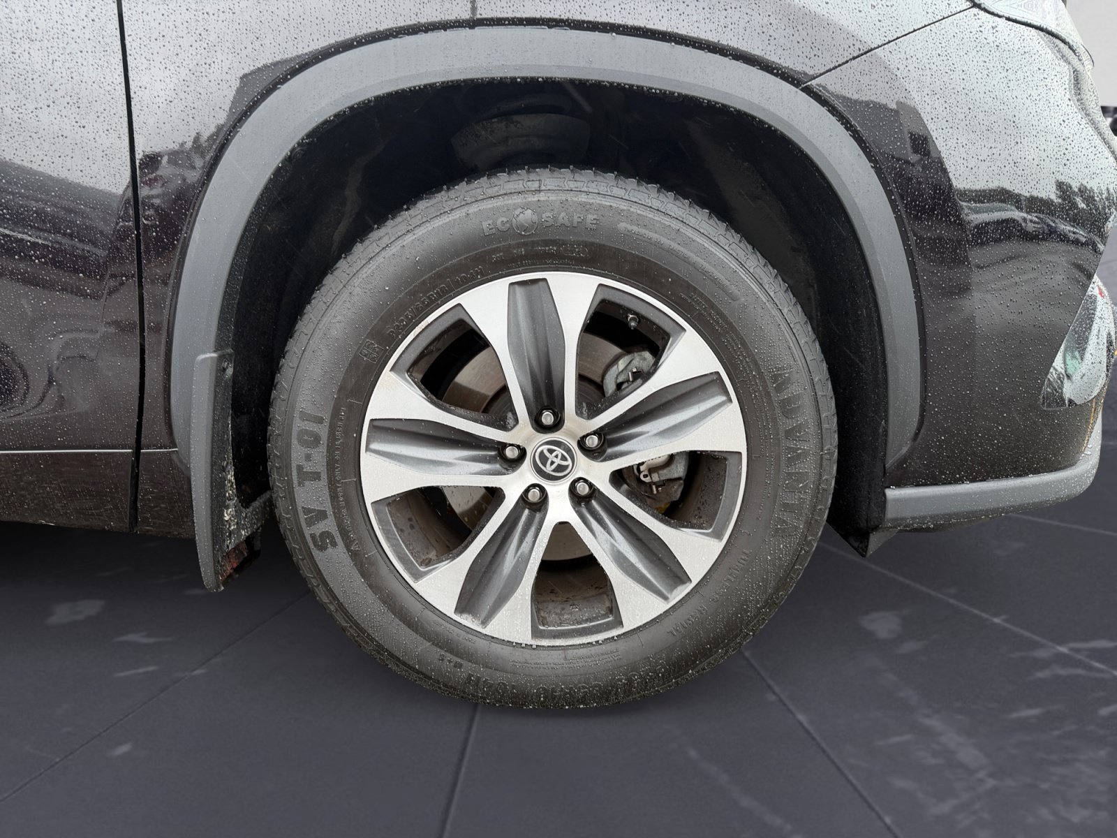 Used 2022 Amber Toyota XLE image 45