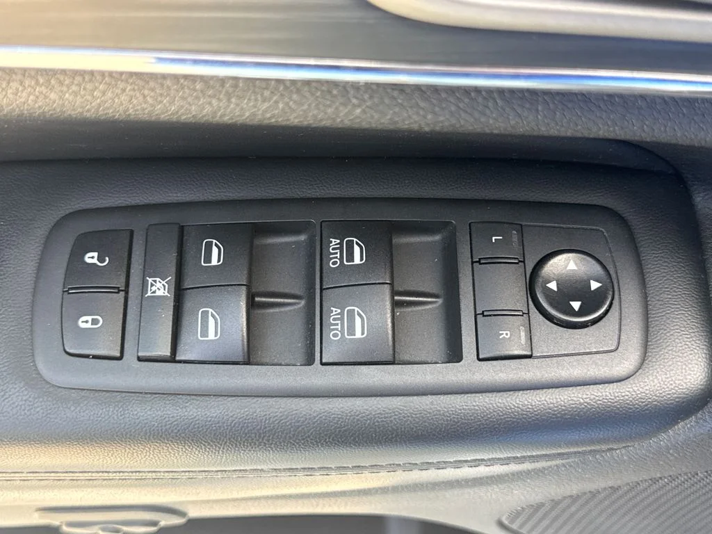Used 2020 Diamond Black Jeep Limited image 14
