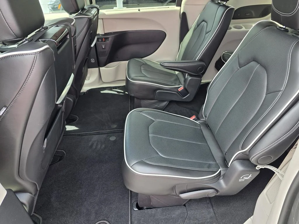 Used 2024 Ceramic Gray Clearcoat Chrysler Limited image 10