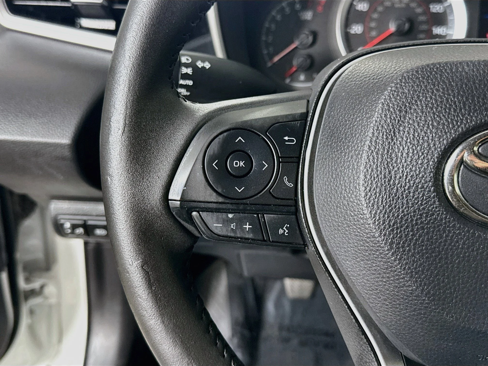 Used 2021 Wind Chill Pearl Toyota SE image 10
