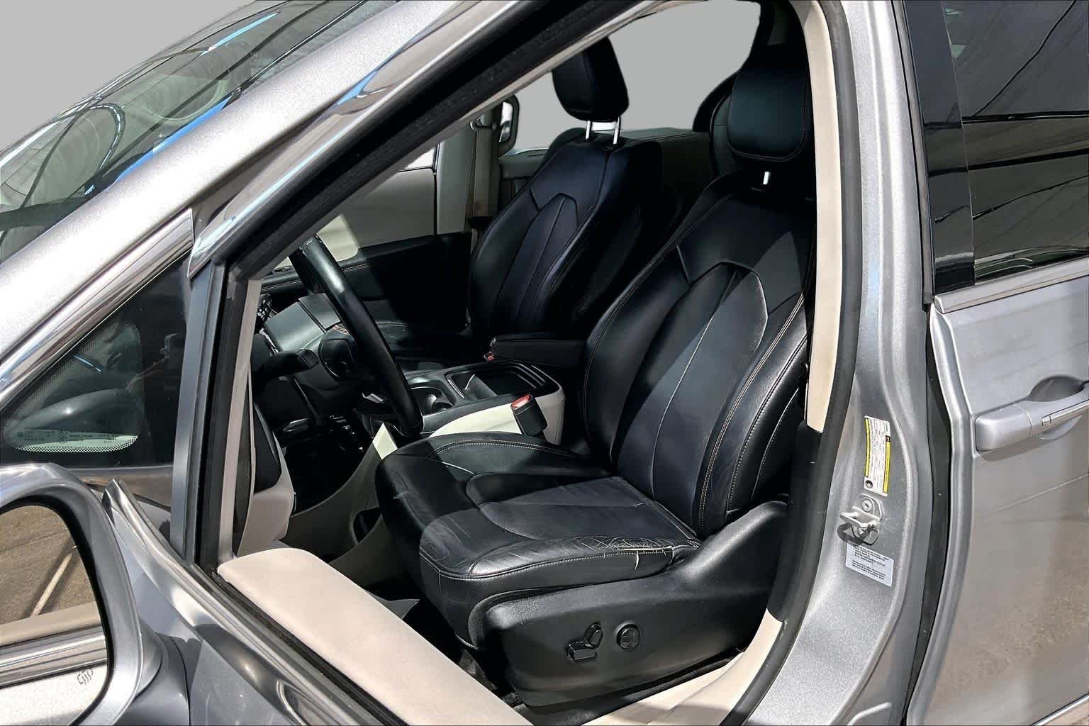 Used 2017 Billet Silver Metallic Clearcoat Chrysler Touring-L image 8
