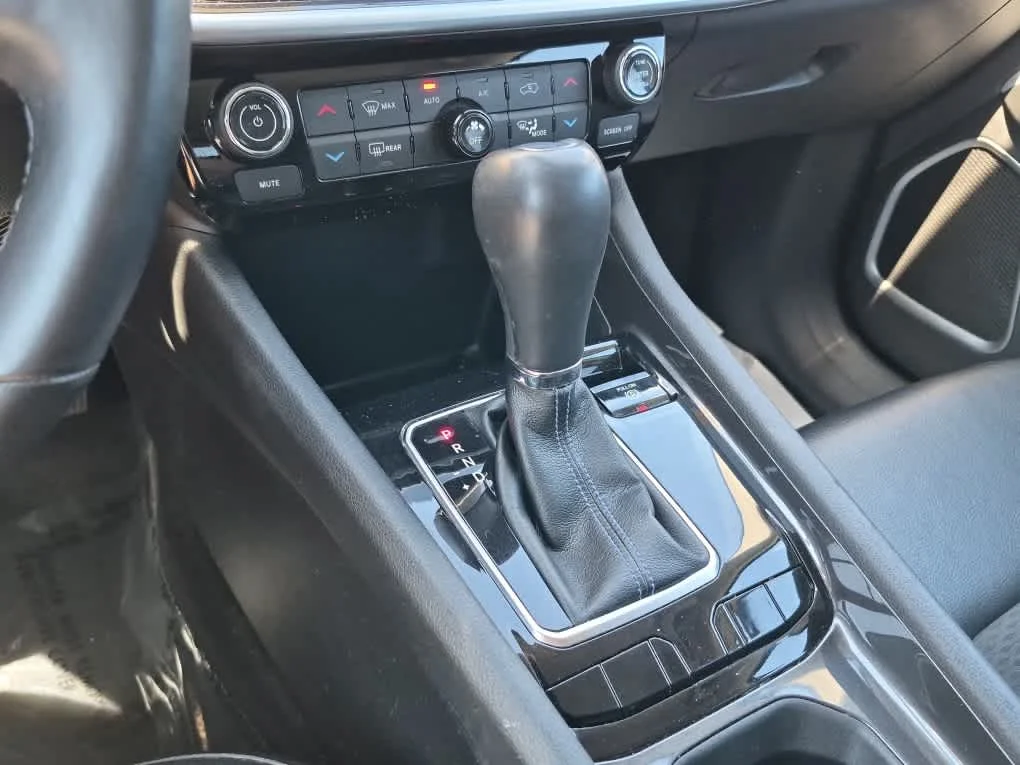 Used 2022 Laser Blue Pearlcoat Jeep Latitude image 13