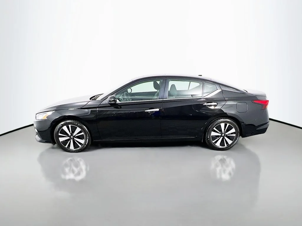 Used 2022 Black Nissan 2.5 SV image 4