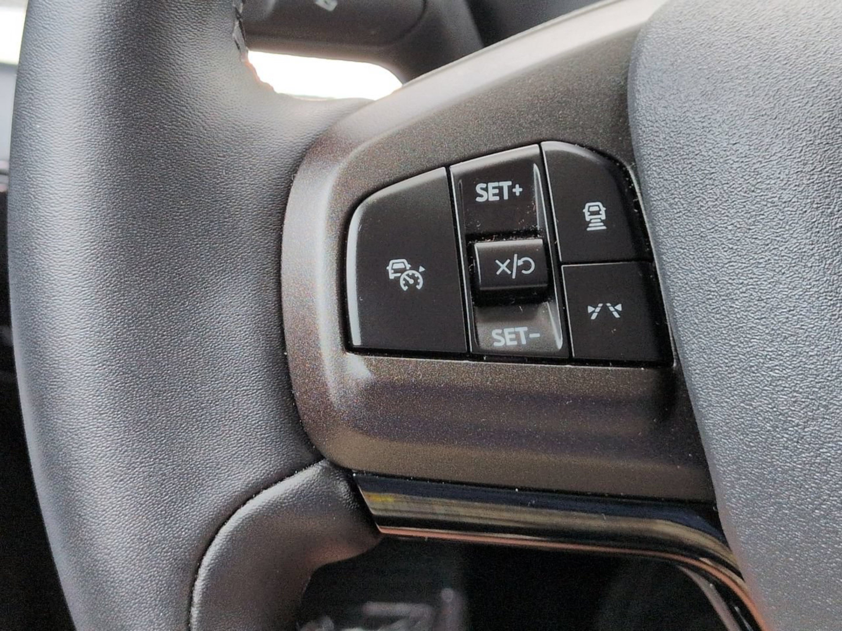 Used 2023 White Metallic Ford Select image 28