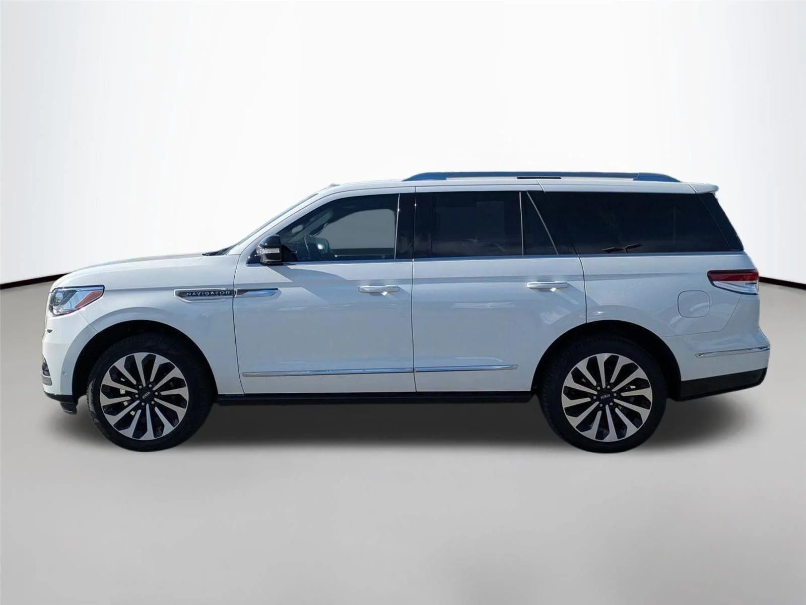 Used 2024 Pristine White Metallic Tri-Coat Lincoln Reserve image 5