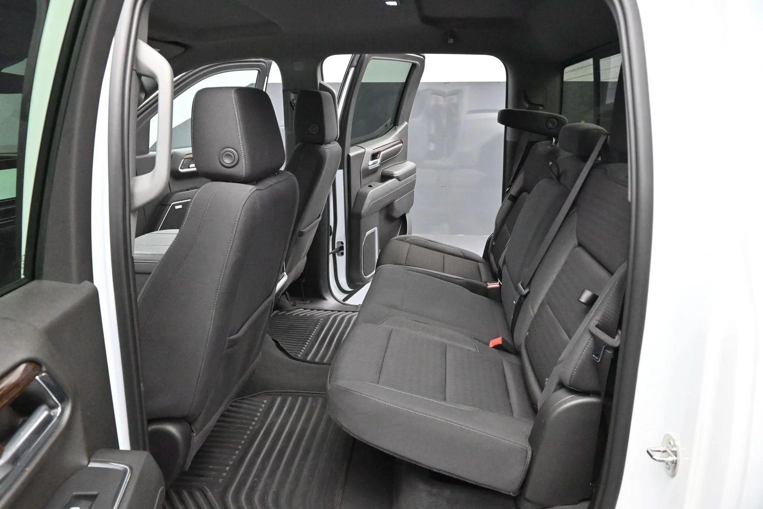 Used 2024 Summit White GMC Elevation image 29