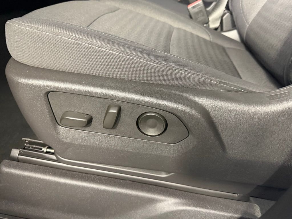 Used 2025 White Chevrolet Custom image 24