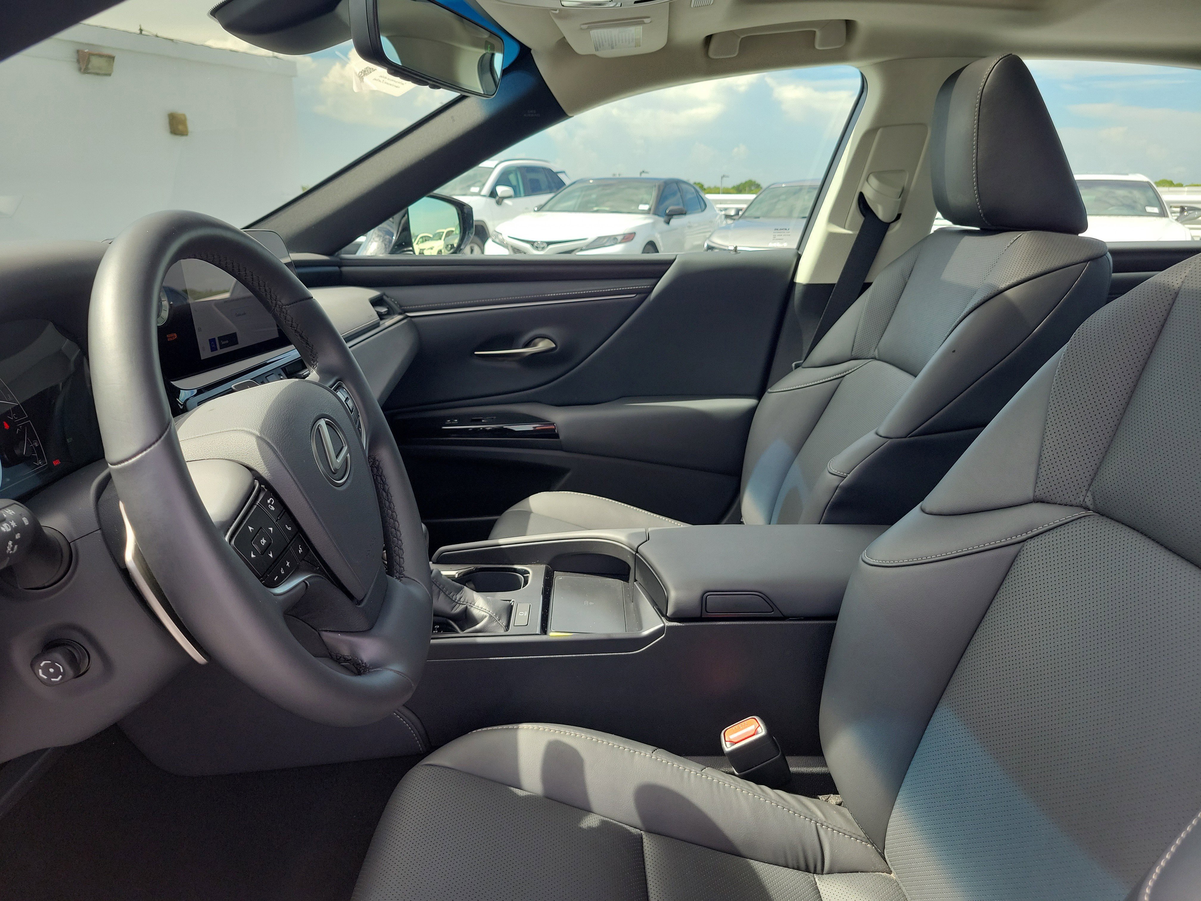 2025 Lexus ES 350 - Photo 23