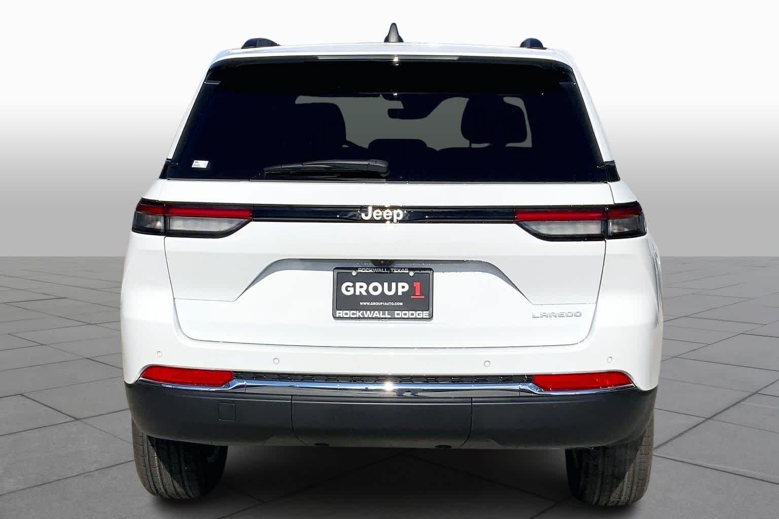 New 2026 Bright White Clear-Coat Exterior Paint Jeep Laredo X image 4