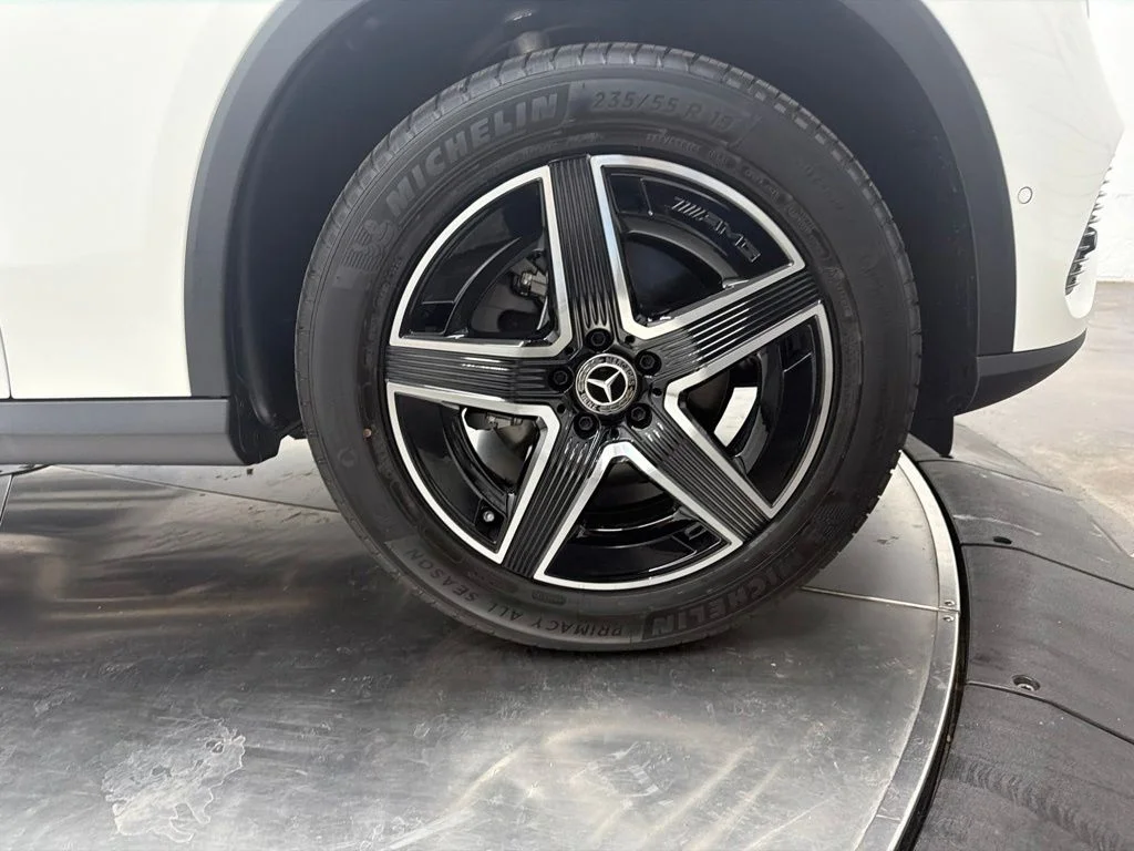 New 2027 White Mercedes-Benz GLC 300 image 9