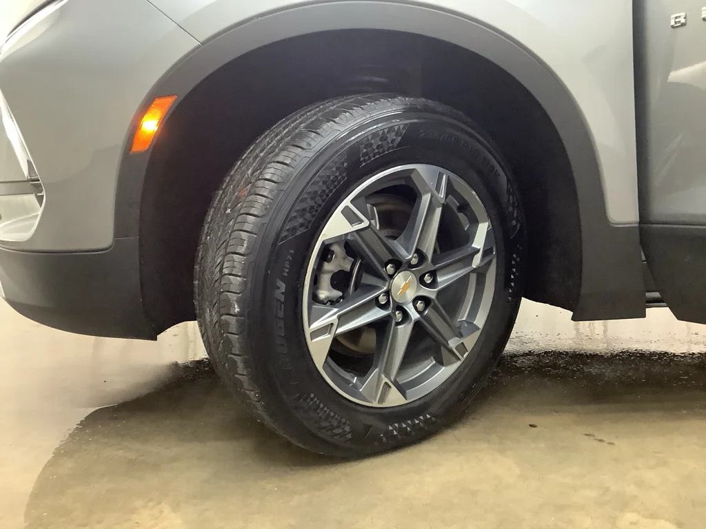 Used 2025 Sterling Gray Metallic Chevrolet LT image 25