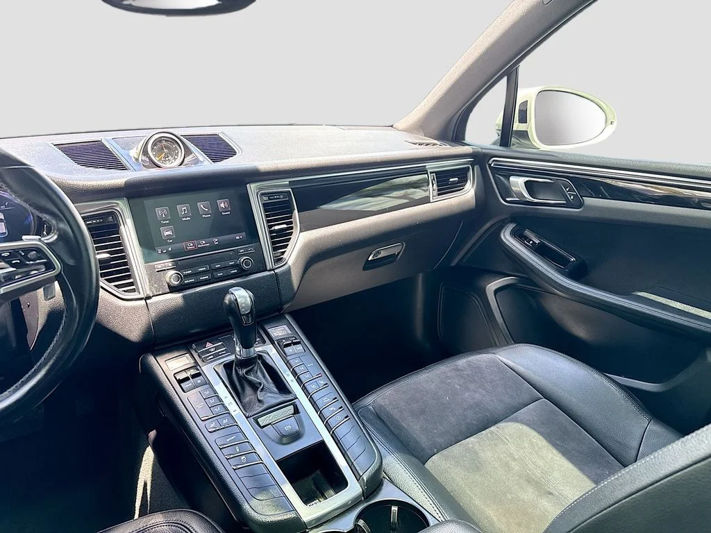 Used 2018  Porsche  image 24