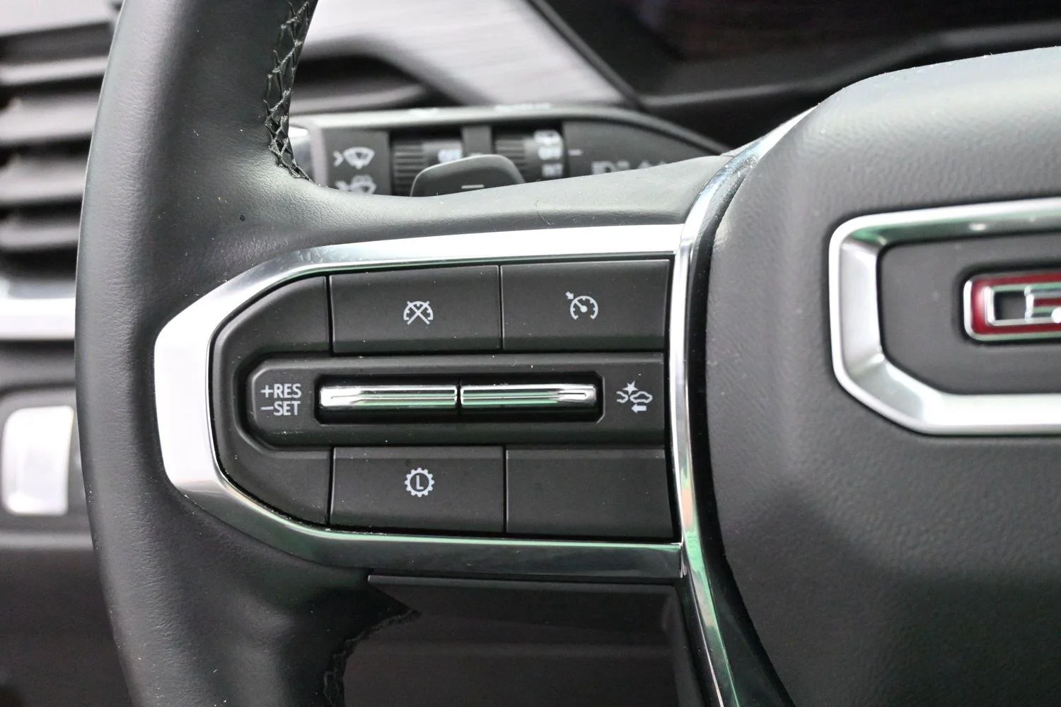 Used 2024 Summit White GMC FWD Elevation image 19