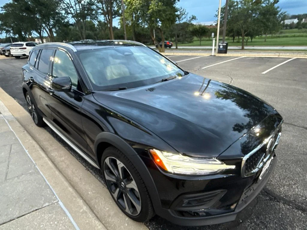 Used 2024 Onyx Black Metallic Volvo Ultimate image 8