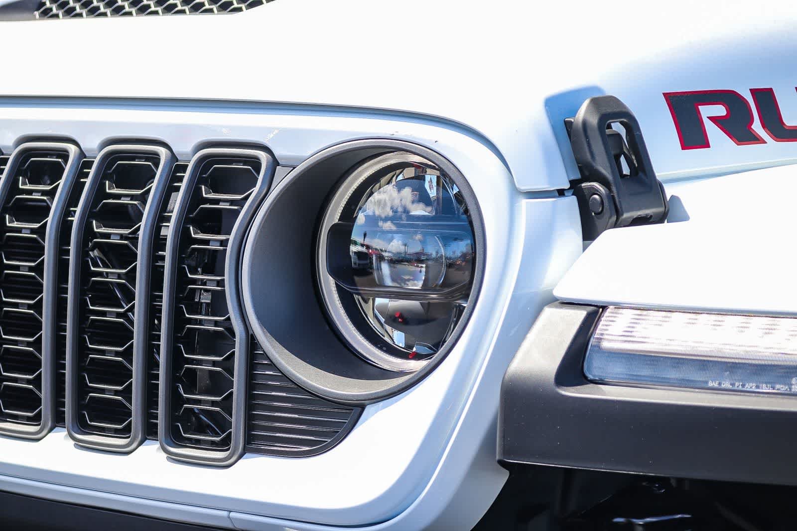 New 2026 Bright White Clear-Coat Exterior Paint Jeep Rubicon X image 8