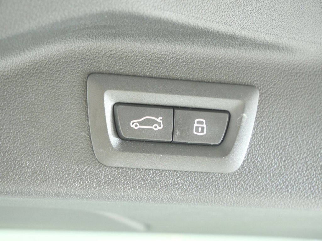 Used 2027 White BMW xDrive40i image 33