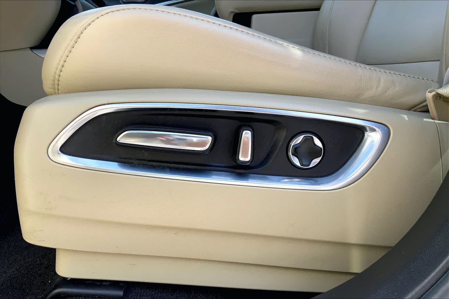 Used 2019 White Diamond Pearl Acura  image 31