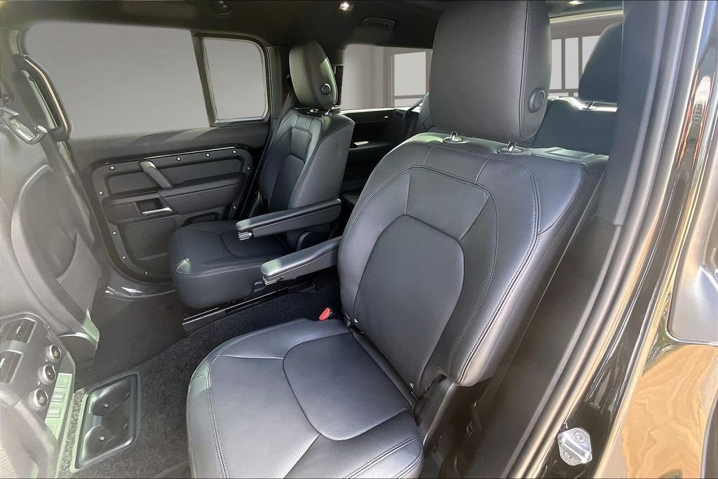 New 2026 Santorini Black Metallic Land Rover X-Dynamic SE image 10