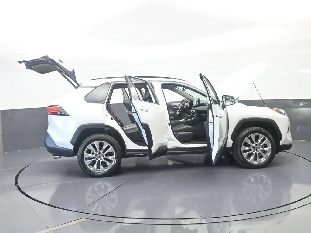 Used 2025 White Toyota XLE Premium image 69