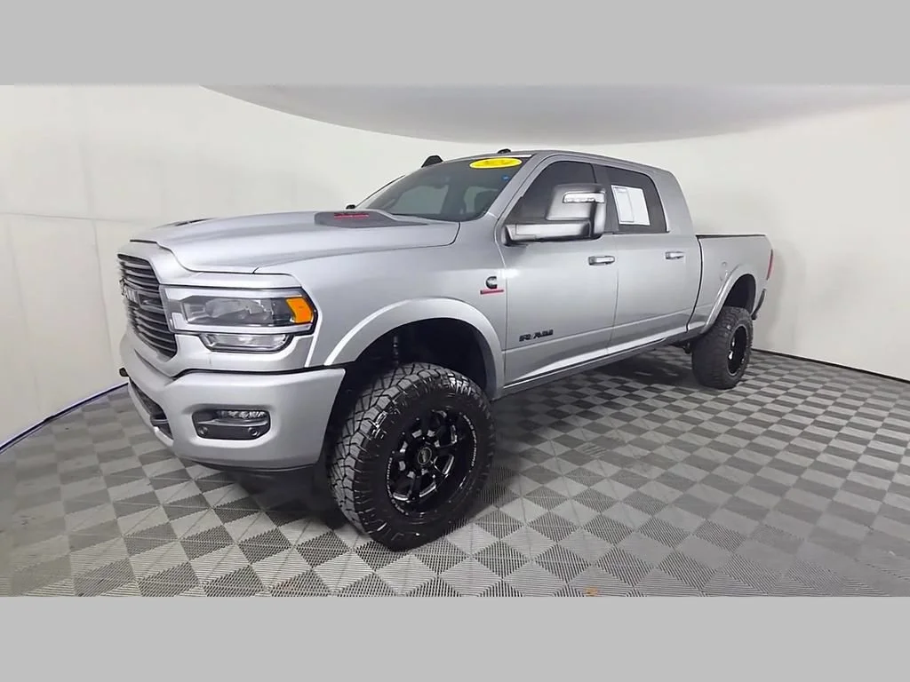 Used 2024 Billet Silver Metallic Clearcoat Ram Laramie image 53
